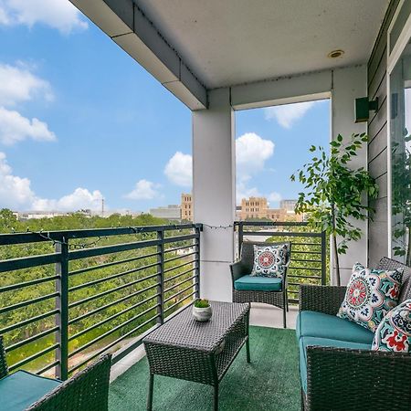Beautiful Condo On Riverwalk W King Ste Free Parking Pet Friendly Centrally Located On The Riverwalk San Antonio Dış mekan fotoğraf