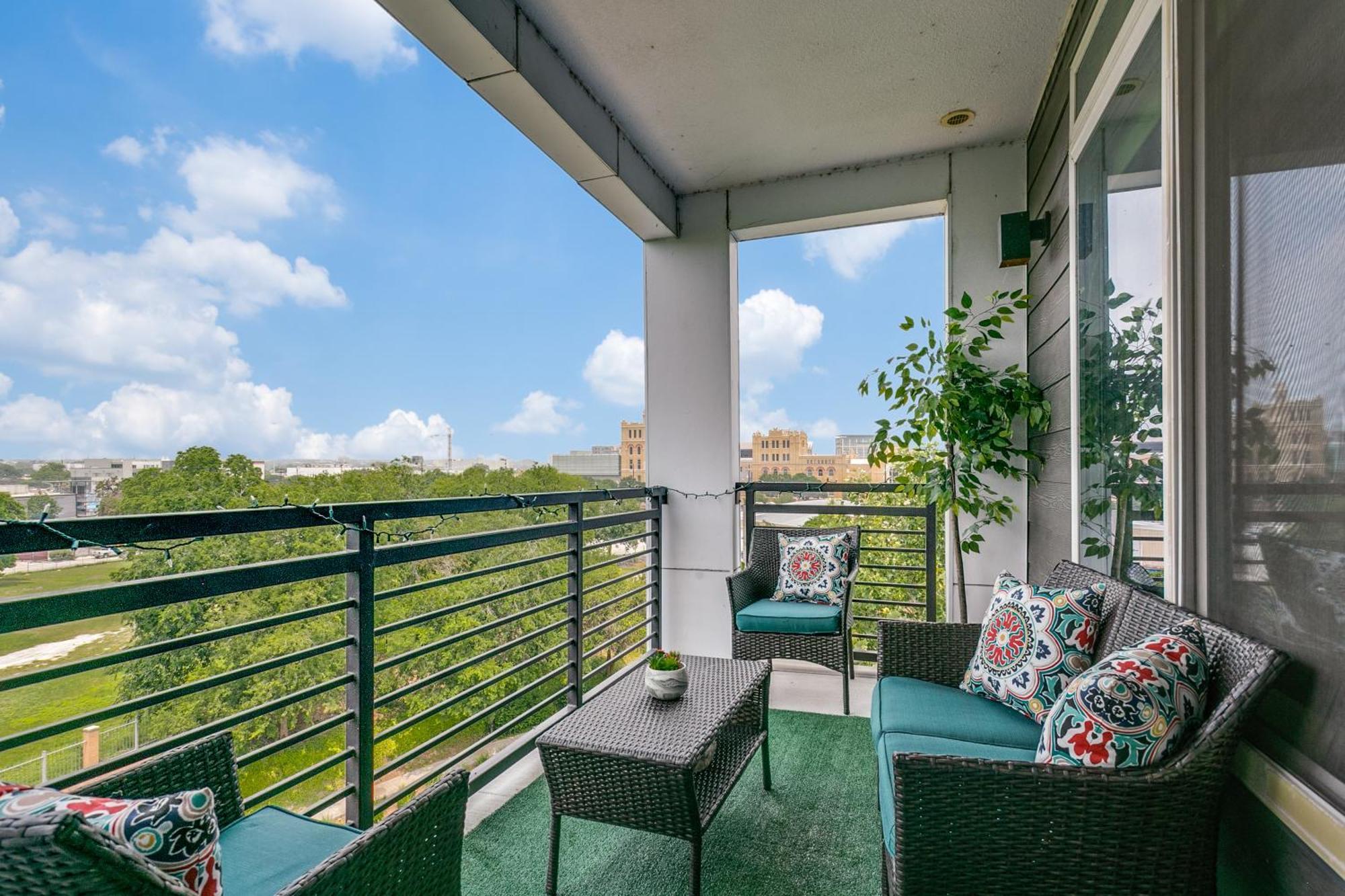 Beautiful Condo On Riverwalk W King Ste Free Parking Pet Friendly Centrally Located On The Riverwalk San Antonio Dış mekan fotoğraf